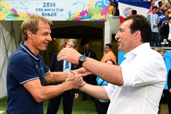 Los técnicos se saludaron antes del inicio del partido.