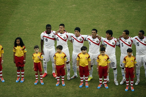 Los Ticos entonaron su himno con gran respeto.