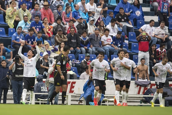 Los Zorros festejaban desde temprano en el partido.