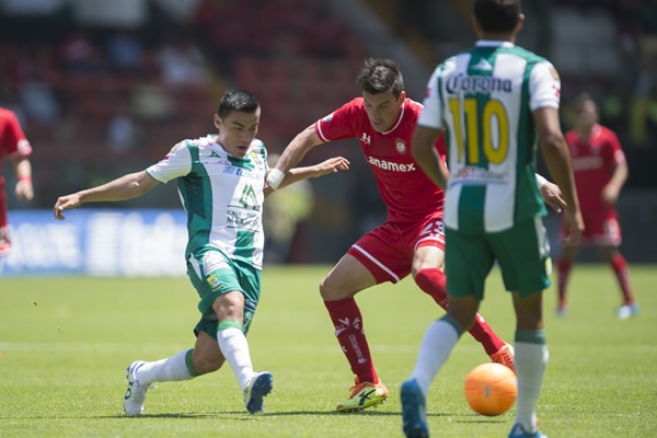 Lucha fuerte en media cancha.