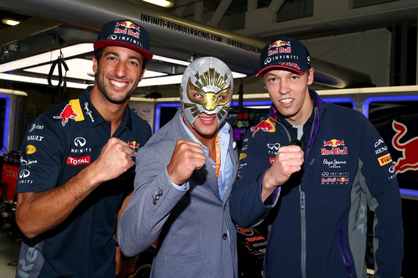 El luchador Místico visitó al equipo Red Bull.