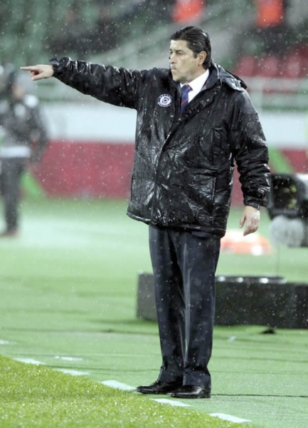 Luis Fernando Tena daba indicaciones al lado de la cancha inundada.