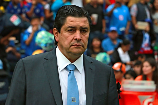 Luis Fernando Tena se vio serio en el encuentro.