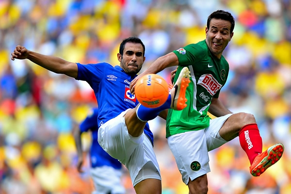 Luis Gabriel Rey tiene que bajar para recuperar el balón.