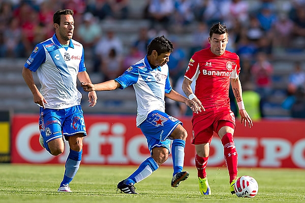 Luis Robles y Edgar Benítez disputan el esférico.
