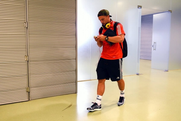 Lukas Podolski no permitió distracciones antes del juego.