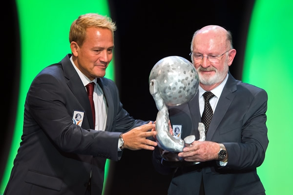 Manuel Lapuente recibió su trofeo de mano de Luis Hernández.