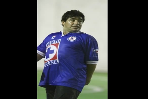 Maradona con la camiseta de Cruz Azul.