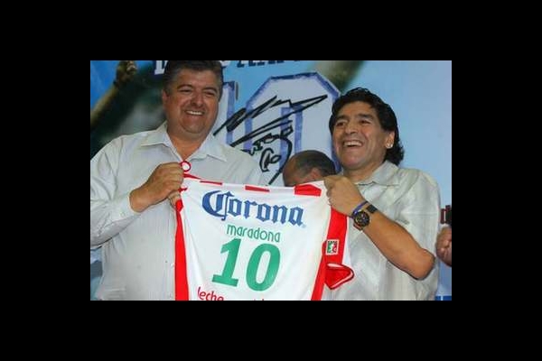 Maradona también posó con la playera del Necaxa.