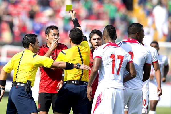 Marco Fabián fue amonestado al minuto 34.