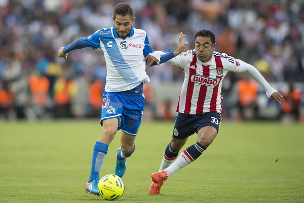 Marco Fabián intentaba descolgar por la banda.
