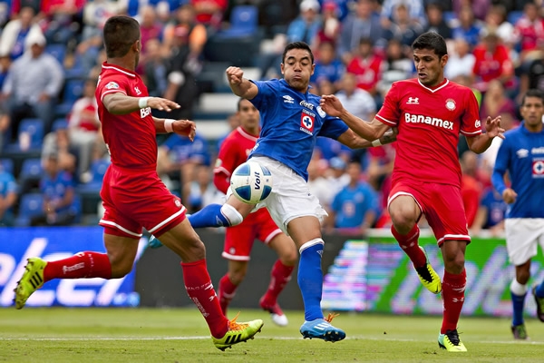 Marco Fabián no ha marcado diferencia y regaló una amarilla.