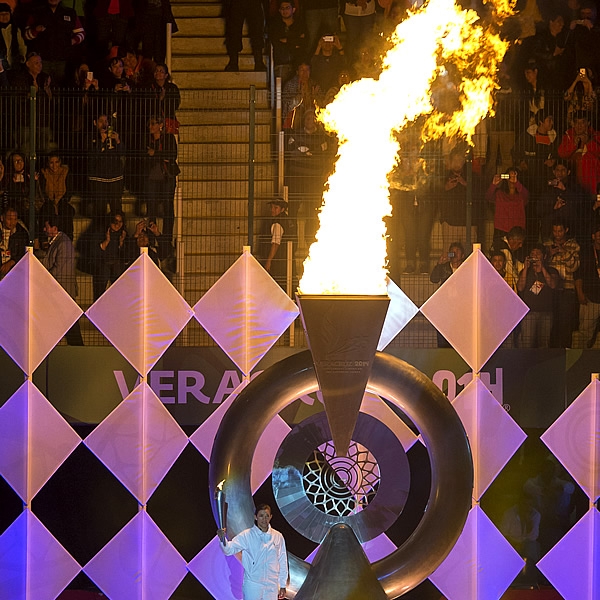 María del Rosario Espinoza encendió el pebetero.