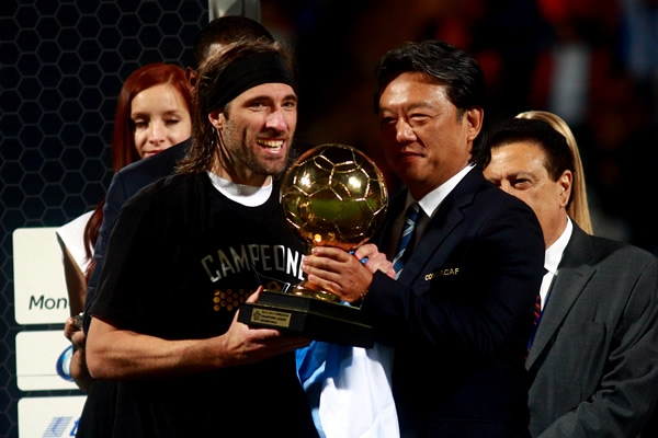 Mariano Pavone fue premiado como el jugador del partido.