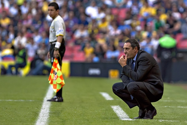 Marini luce un tanto inquieto desde el banquillo.