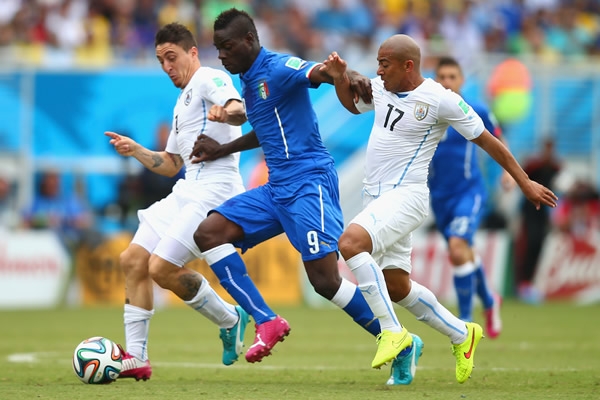 Mario Balotelli en un ataque italiano.