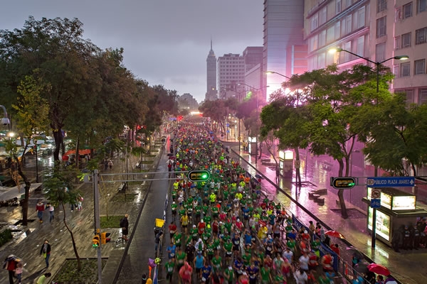 Más de 20 mil corredores tomaron posición enfrente del Hemiciclo a Juárez.