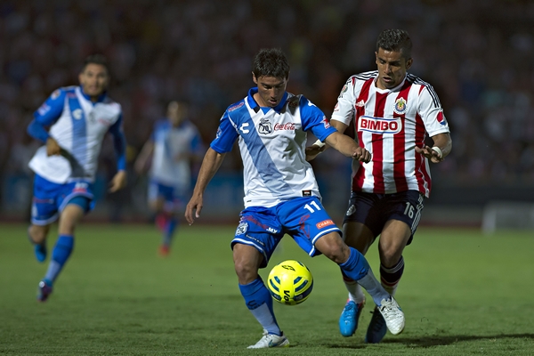 Matias Alustiza protegiendo el esférico ante Miguel Ponce.