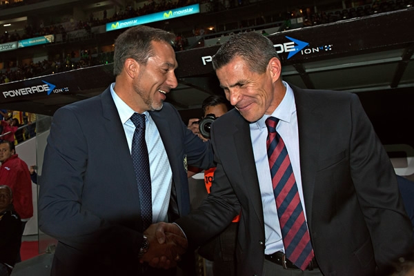 Matosas y Tena intercambiaron saludos.