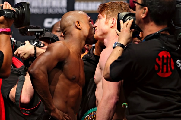 Mayweather Jr. solicitaba una palabra de provocación.