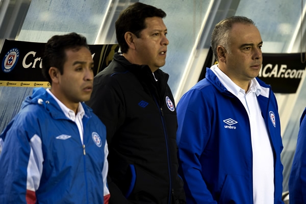 Memo Vázquez desespera porque su equipo erra todas las que tiene.
