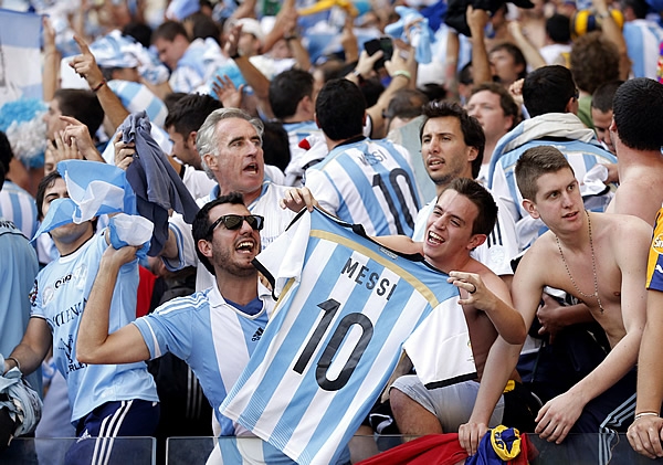 Messi entre gritos y cantos argentinos.