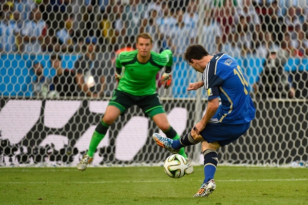 Messi estaba solo frente al arco y falló.
