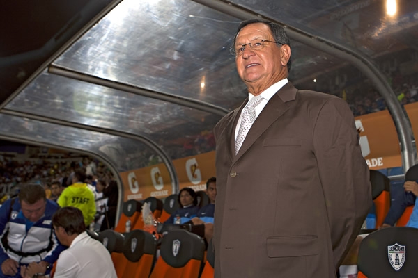Meza observa paciente el partido desde la banca.