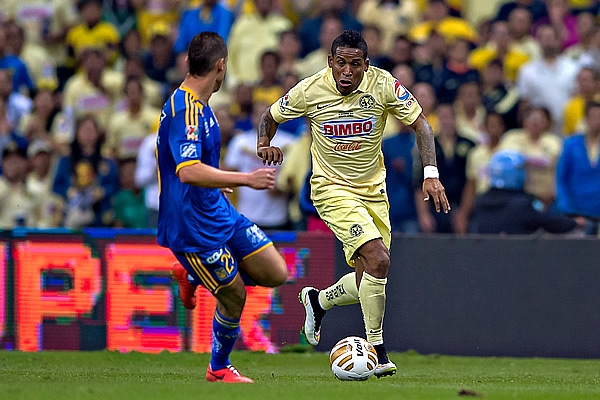 Michael Arroyo explotó su velocidad por la banda izquierda.