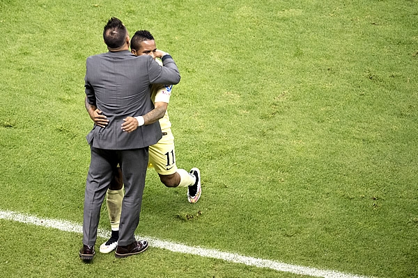 Michael Arroyo festejó su gol con Antonio Mohamed.