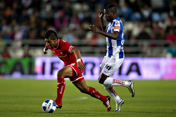 Miguel Ángel Ponce intenta hilvanar en medio campo, el Toluca no tiene salida.