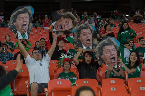 Miguel Herrera en la tribuna.
