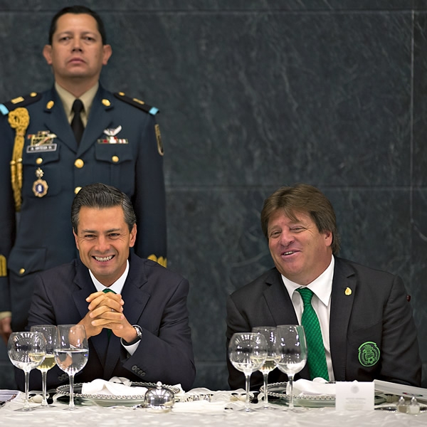 Miguel Herrera no se separó del Presidente.