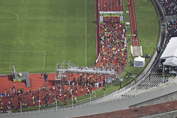 Miles de corredores comenzaron a arribar a CU alrededor de las 10:00 horas.