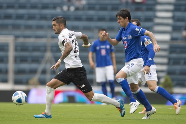 Millar y Formica, una ardua disputa en la media cancha.