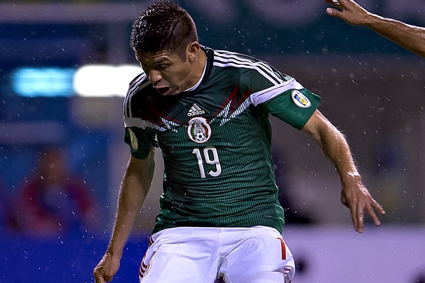 Minuto 28, Chicharo falla, Peralta dispara.