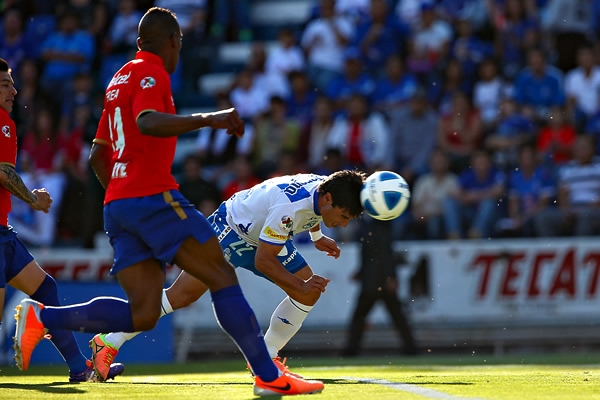 A los dos minutos le anularon un gol legítimo a Alustiza, marcaron fuera de lugar.