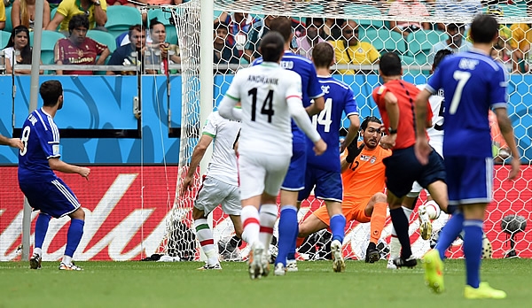 Miralem Pjanic hizo el segundo tanto para Bosnia tras controlar el balón.