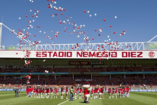 Modesta celebración del aniversario de los Diablos.