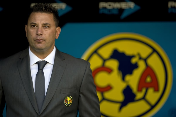 Mohamed observa el partido con tranqulidad.