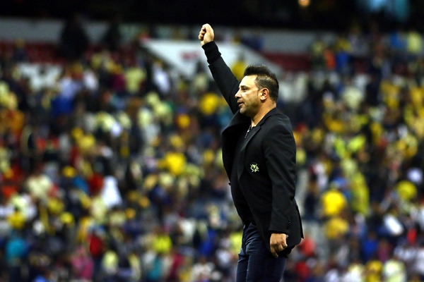 Mohamed se fue con el puño en lo alto.