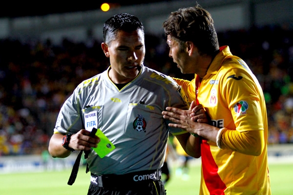Morales fue amonestado al minuto 44.