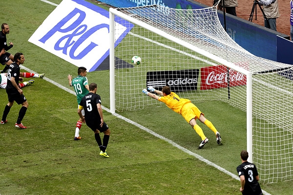 Moss responde a tiempo para evitarlo.