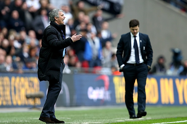 Mourinho dio indicaciones todo el partido.