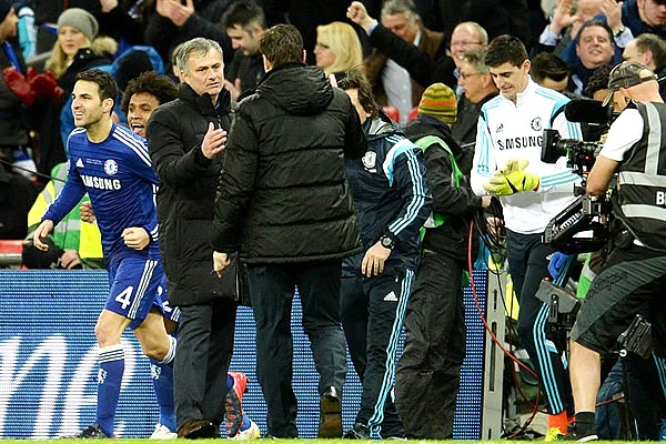 Mourinho se despidió de Mauricio Pochettino al término del juego.