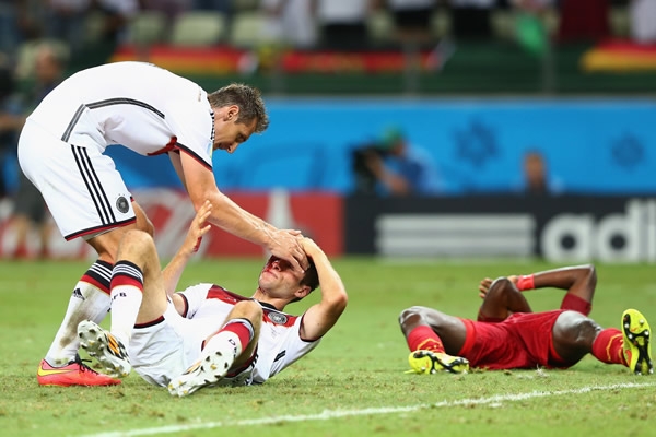 Müller sangró luego de un golpe con Boye.