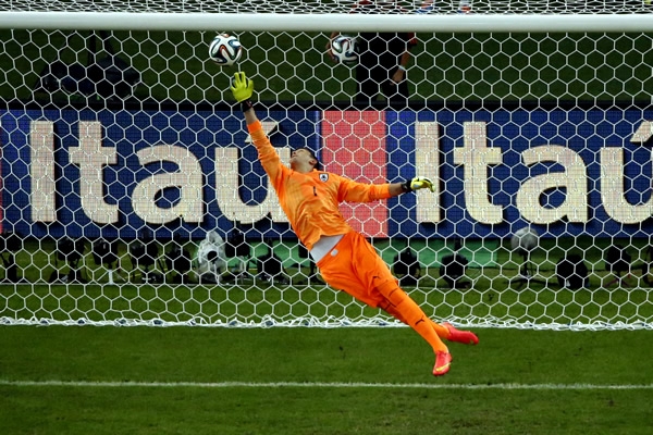 Muslera no pudo hacer nada ante el remate de James.