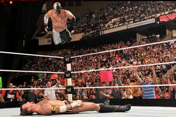Mysterio vuelve a derrotar a CM Punk
