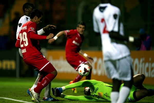 Nava aprovechó un error de la defensa del Caledonia.