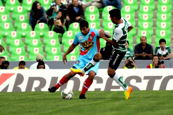 Néstor Calderón y sus desatenciones en la banda derecha.